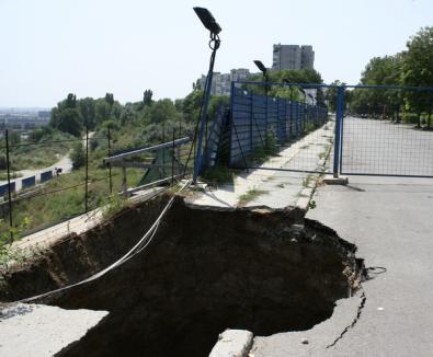Exclusiv în România: o groapă de 15 metri adâncime ameninţă 2 blocuri cu prăbuşirea